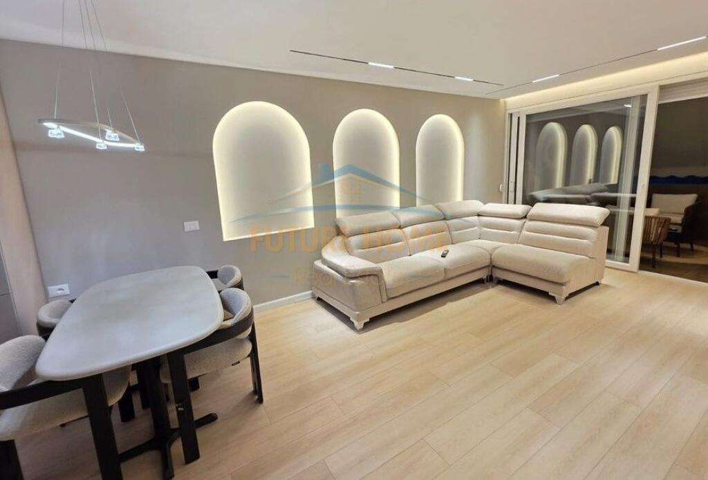 Shitet, Apartament 2+1+2, pranë në Ish Ekspozita, Tiranë