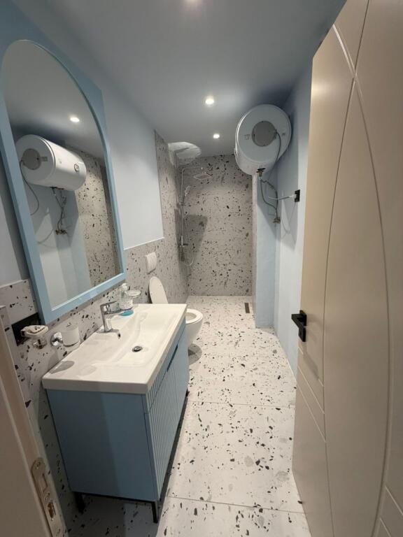 Apartament me Qira Afatgjatë — Rezidencë e Qetë, e Mobiluar së Fundmi