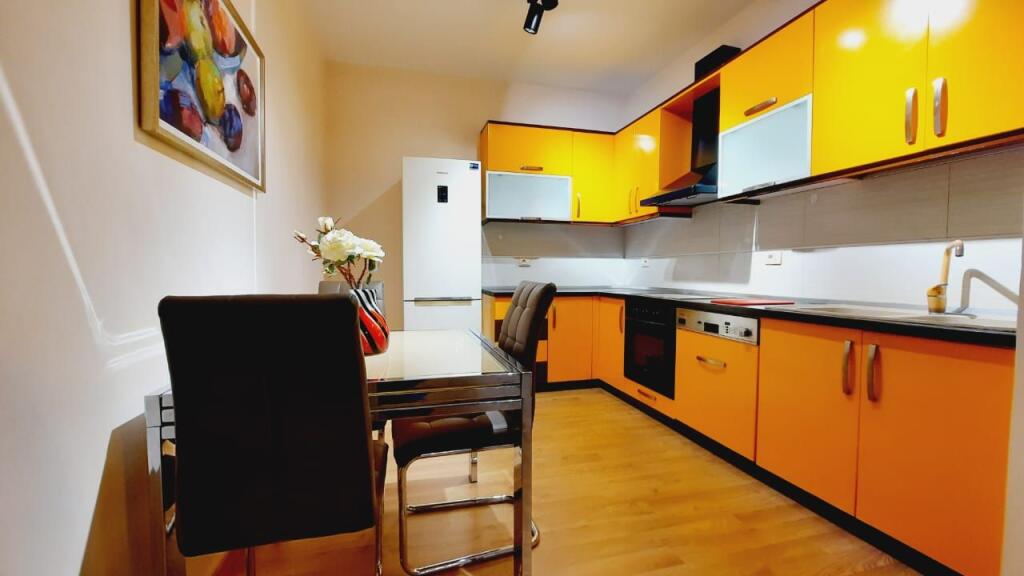 Jepet me qera apartamenti 2+1+2🅿 te Kopshti Zologjik 90.000  Leke