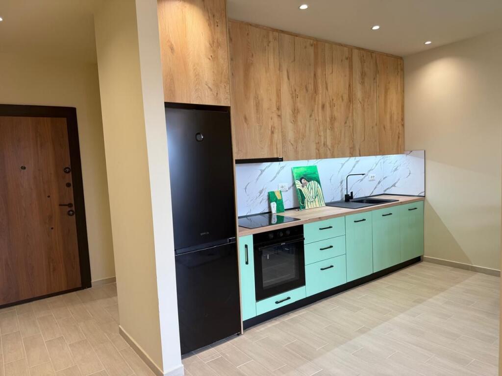 🏡 Affitto Appartamento 1+1 📍 5 Maji, palazzo nuovo con ascensore 🚗 Parcheggio incluso nel prezzo 💶 550 €/mese  Completamente arredato, nuovo investimento.  📱 