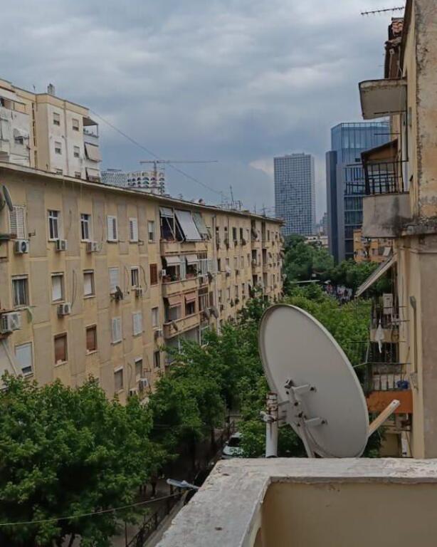 Jepet me Qira Apartament 2+1 te kafe Flora