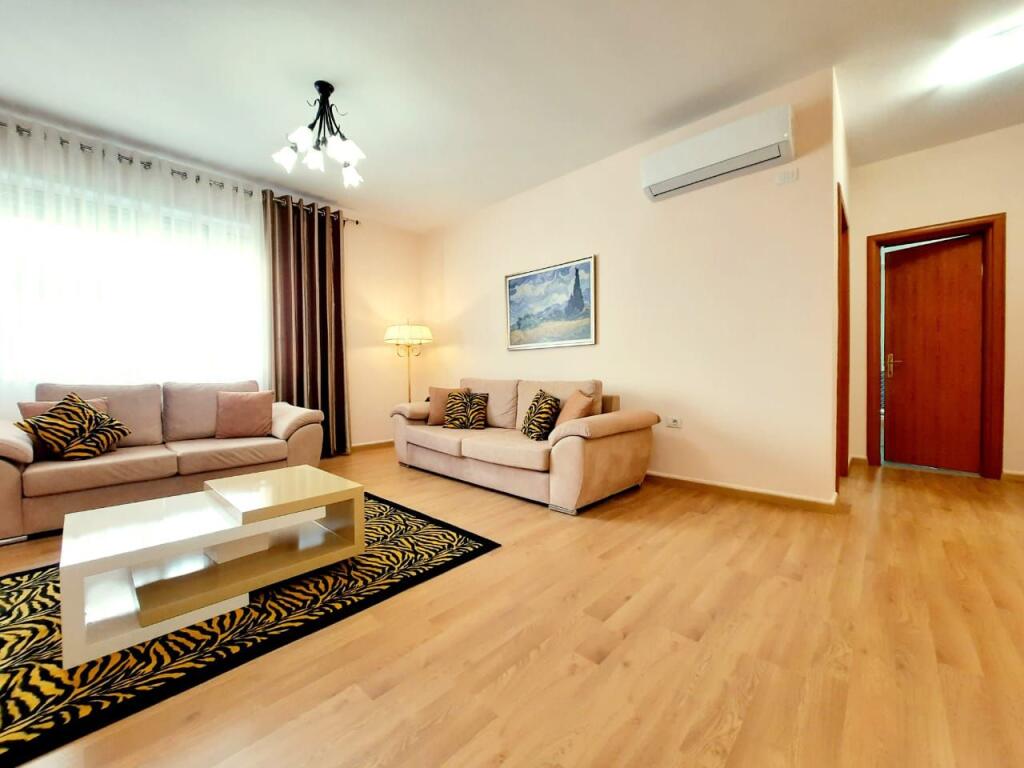Jepet me qera apartamenti 2+1+2🅿 te Kopshti Zologjik 90.000  Leke