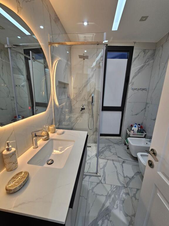 Tek Bulevardi I Ri Jepet Me Qira Apartament 2+1+Parkim Me Mobilim Modern!