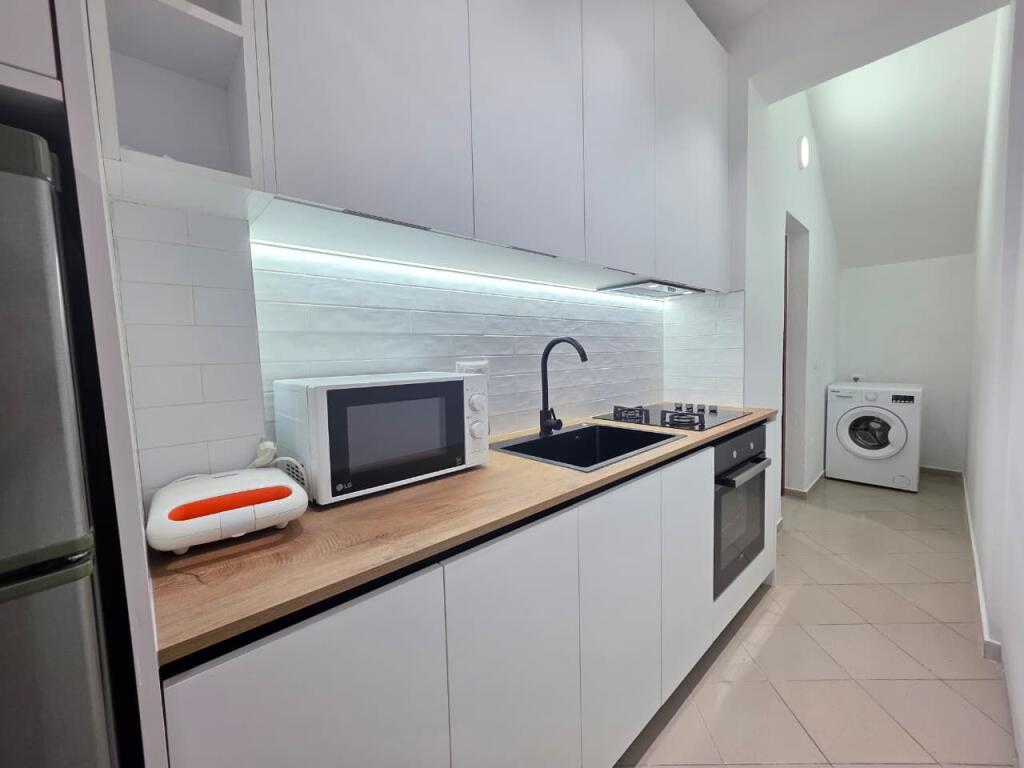 Me Qera: Garsoniere me Kuzhine Vec +1 Post Parkimi ✨️ || Rrethrrotullimi Shkoze📍 (3 min nga rrethi🔥) 300€/muaj