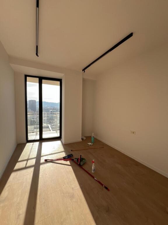 Ambient per zyra tek Mine Peza