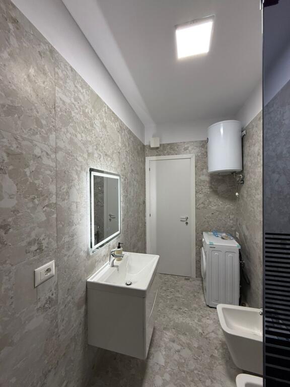 Shitet Apartament 1+1 me Depo dhe Parkim – Shkëmbi i Kavajës