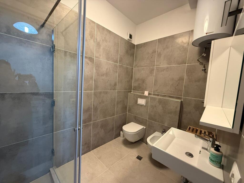 Jepet me qira apartament 2+1 perball UET ne porcelan