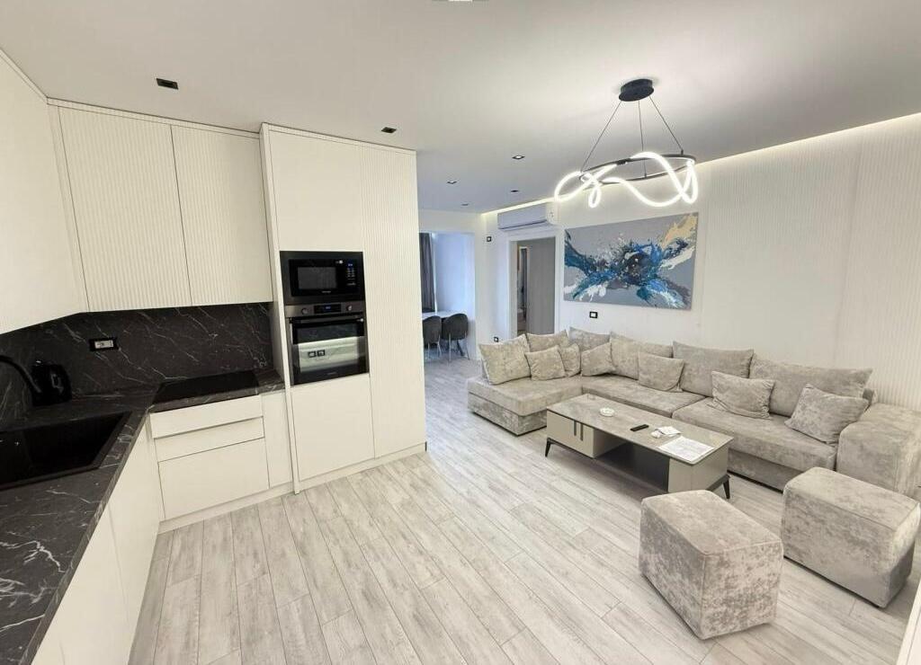 📌 Jepet apartment 3+1+3 poste parkimi me qira te Kompleksi Delijorgji
