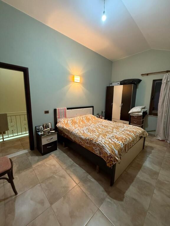 Shitet vile 3 kateshe me cati (me 2 hyrje)