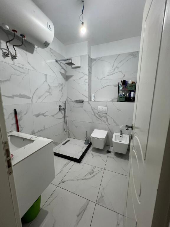 Shitet apartament 2+1+bllk —- 1100€/m2