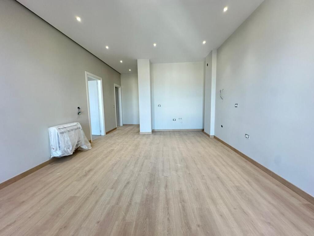 🏢 Jepet me Qira – Zyra + Post Parkimi | Komuna e Parisit