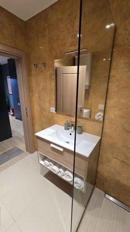 APARTAMENT ME QERA 2+1 QENDER PRANE TAIWAN 1.600 EURO