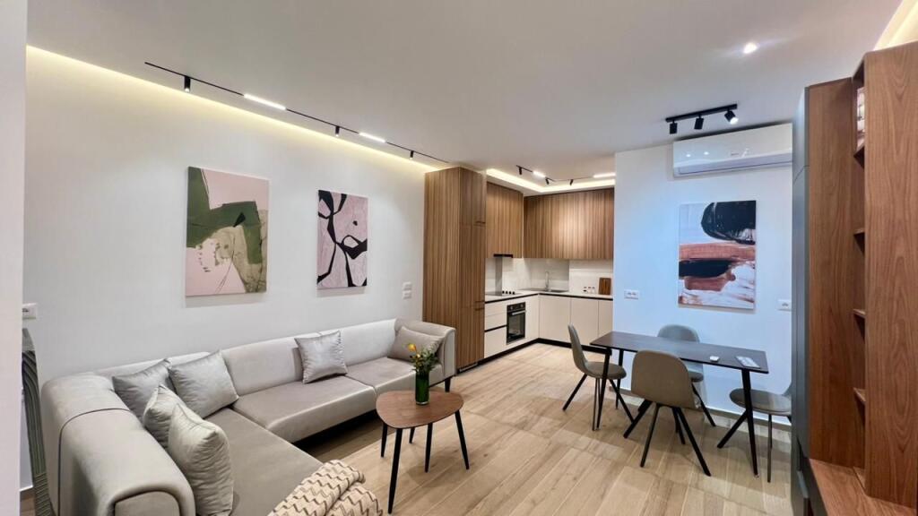 Me Qera : 1+1📍Zogu i Zi (Prane Ring Center) - 75.000 Lek - S.70m² - Pllt.V 2025 || I Pabanuar me Parë &amp; Arreduar me Arkitekt✨️