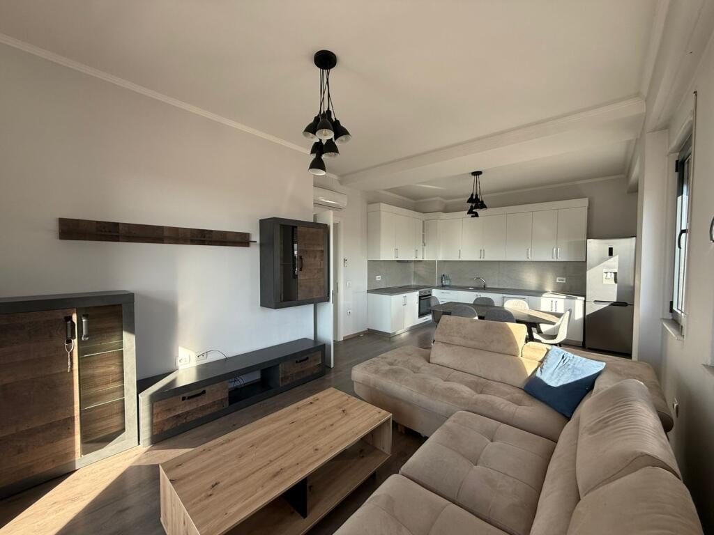 Jepet me qira apartament 2+1 perball UET ne porcelan