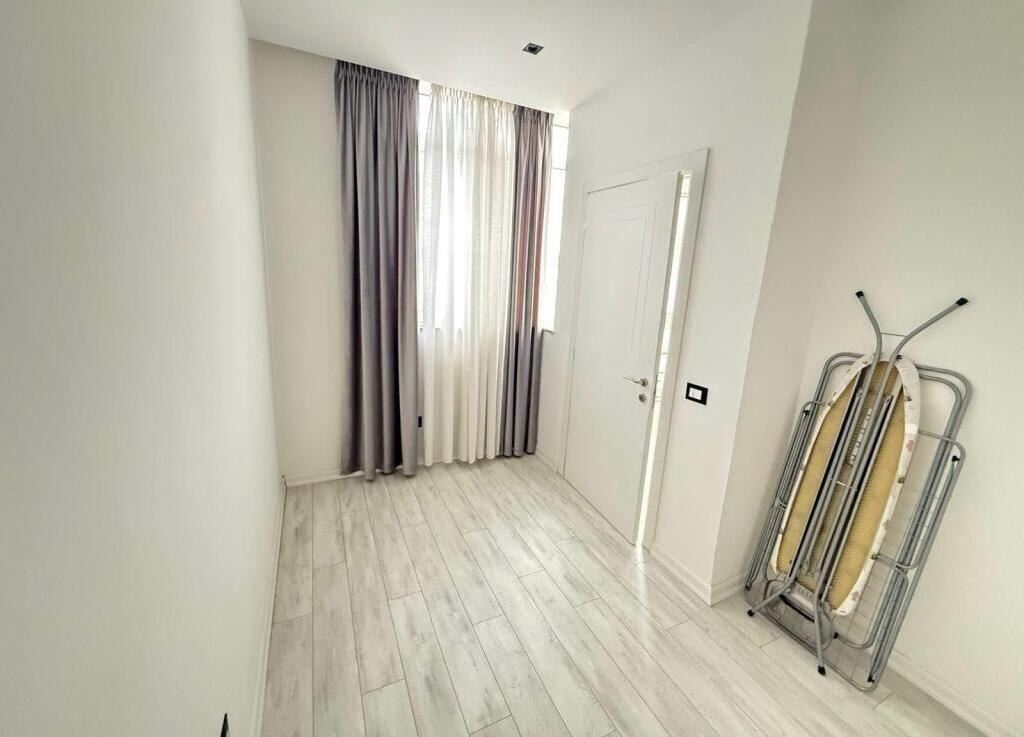 📌 Jepet apartment 3+1+3 poste parkimi me qira te Kompleksi Delijorgji
