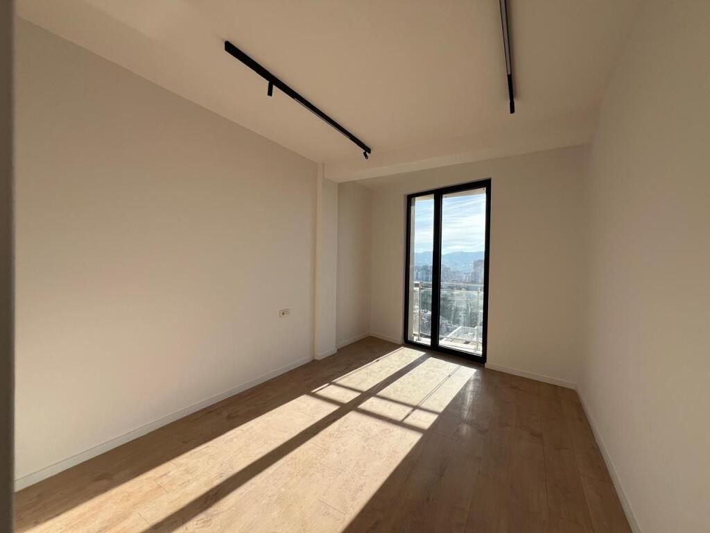 Ambient per zyra tek Mine Peza