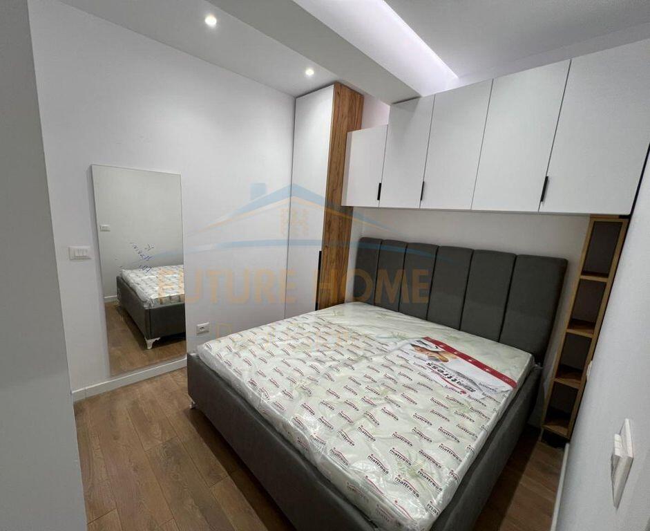 Shitet Apartament 1+1, Komuna e Parisit