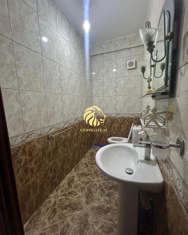 🏢 APARTAMENT ME QIRA – PRANË QSUT