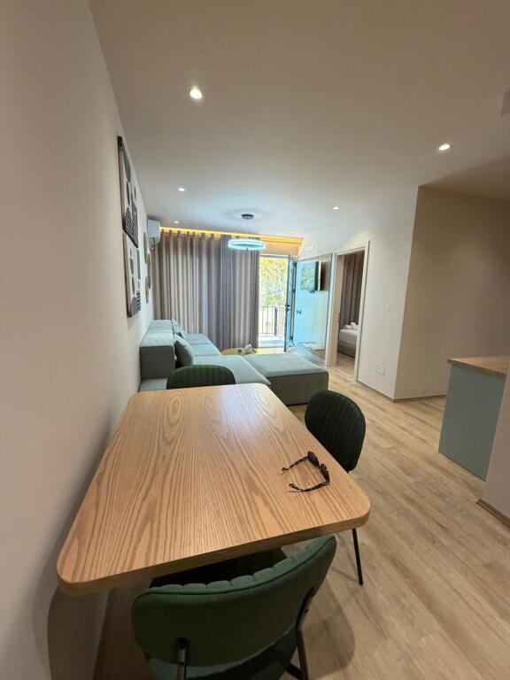 Apartament me Qira Afatgjatë — Rezidencë e Qetë, e Mobiluar së Fundmi