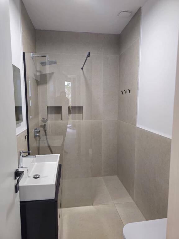 🏡 Jepet me Qira – Apartament 2+1, Liqeni i Thatë, Forest Green