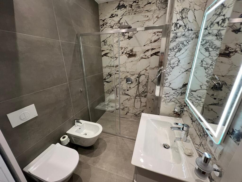 APARTAMENT 2+1 ME POST PARKIMI PER QERA TEK BULEVARDI RI!