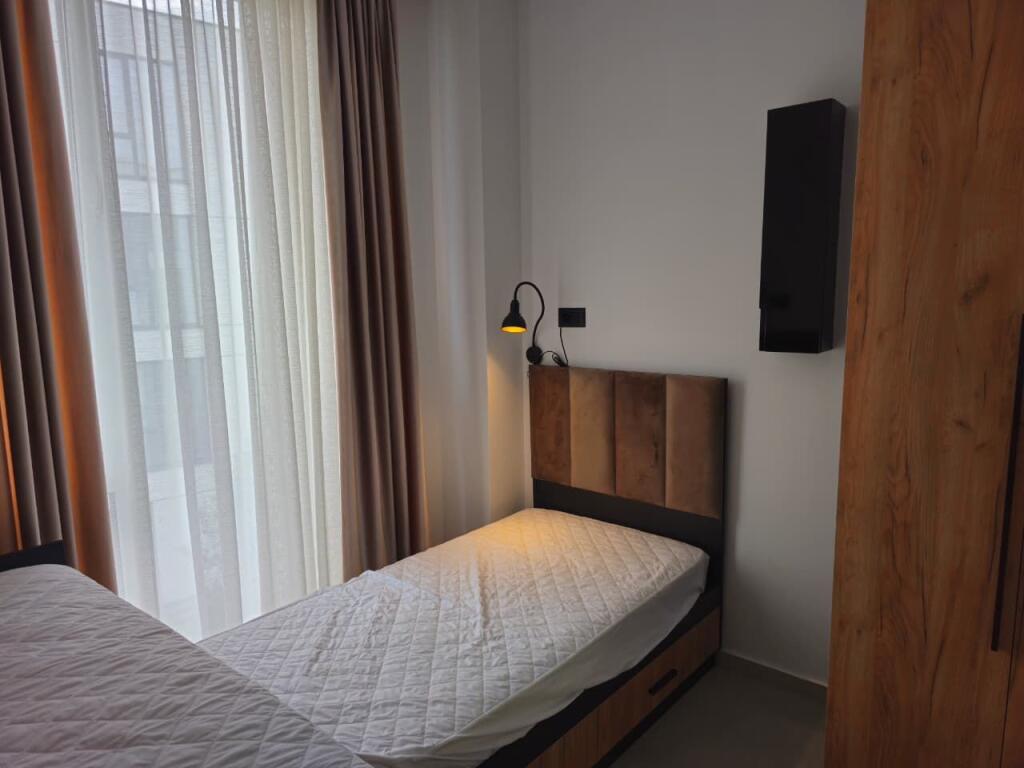 🏡 Jepet me Qira – Apartament 2+1, Liqeni i Thatë, Forest Green