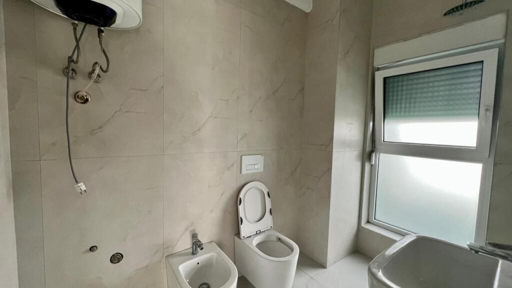 In Affitto: Spazio per Ufficio📍Ali Dem (Residenza Kadiu) - 30.000 Lek - Sup. 60m² - Piano V2025 || 100% Nuovo✨