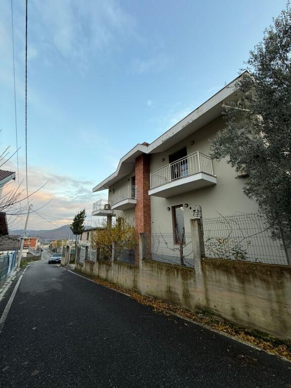 Shitet vile 3 kateshe me cati (me 2 hyrje)