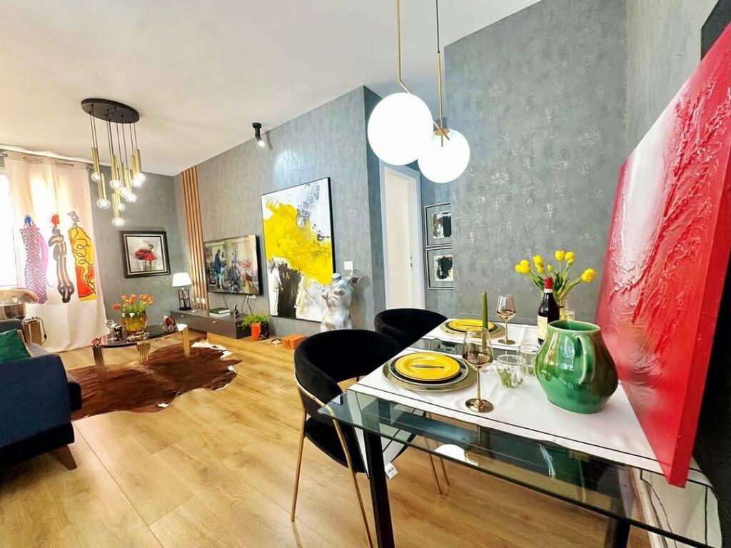 21 Dhjetori, Brenda Unazes se Vogel shesim: apartament 1+1