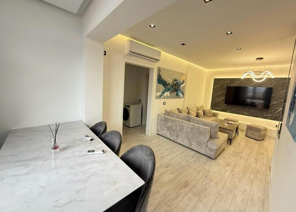 📌 Jepet apartment 3+1+3 poste parkimi me qira te Kompleksi Delijorgji
