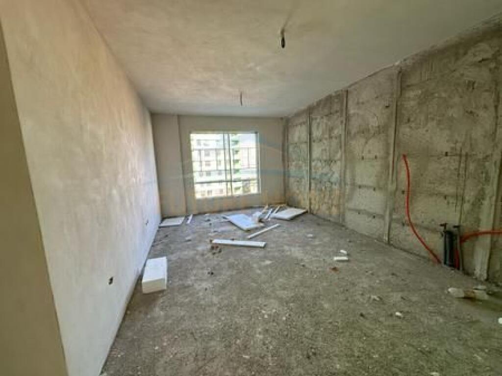 Shitet, Apartament 3+1, Rruga 5 Maji, Tiranë.