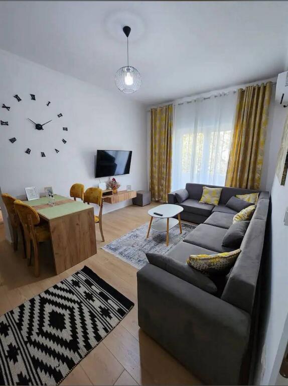 Jepet 2+1 me qira tek 21