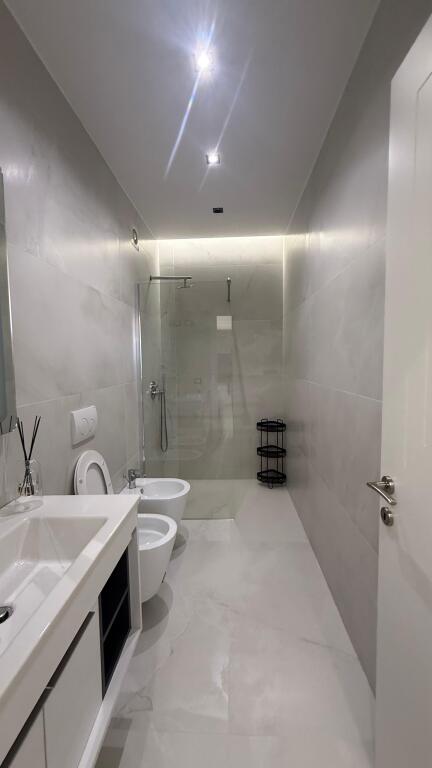 📌 Jepet apartment 3+1+3 poste parkimi me qira te Kompleksi Delijorgji
