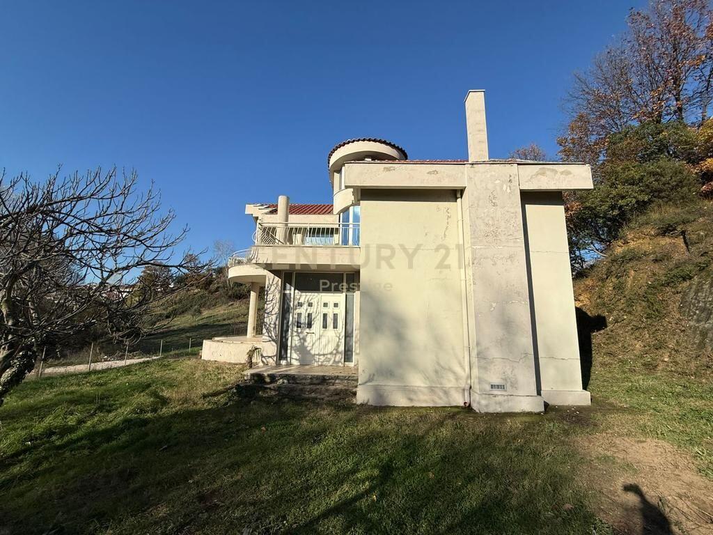 Villa su due piani in vendita a Shkoze di fronte a News 24!