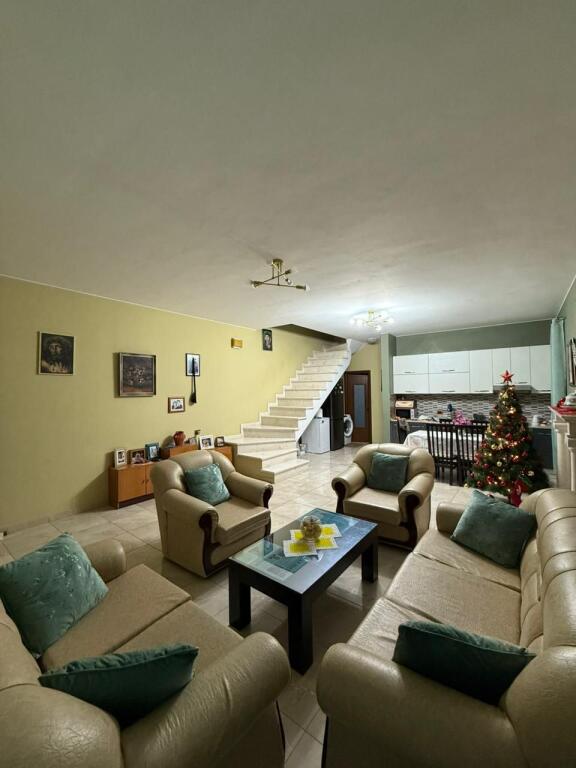 Shitet vile 3 kateshe me cati (me 2 hyrje)