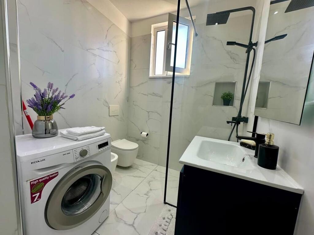 21 Dhjetori, Brenda Unazes se Vogel shesim: apartament 1+1