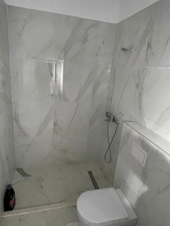 Ne zonen e Porcelanit,perballe Universitetit Europian te Tiranes jepet me qera apartament 2+1+2+post parkimi,i mobiluar.:  75,000Leke  