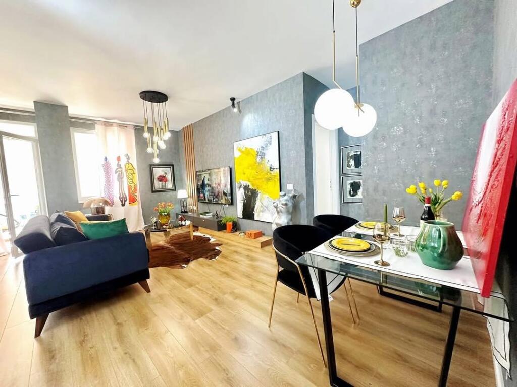 21 Dhjetori, Brenda Unazes se Vogel shesim: apartament 1+1