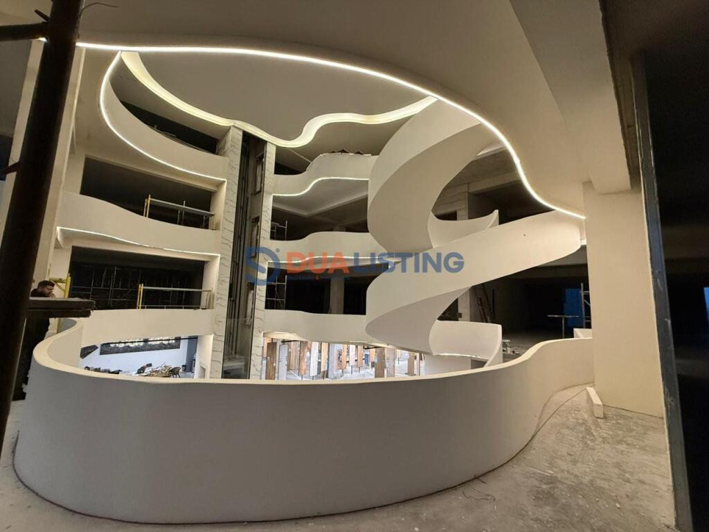 Affittiamo Ambienti Commerciali, Superfici Varie 📍 Vicino a Casa Italia