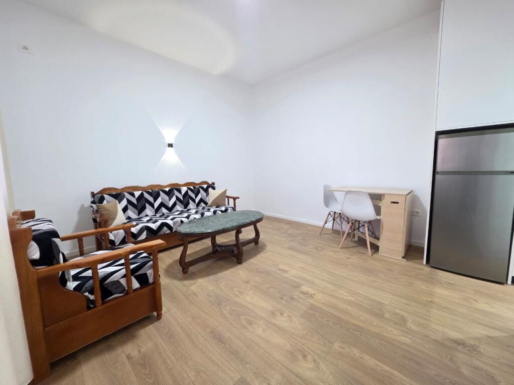 Me Qera: Garsoniere me Kuzhine Vec +1 Post Parkimi ✨️ || Rrethrrotullimi Shkoze📍 (3 min nga rrethi🔥) 300€/muaj