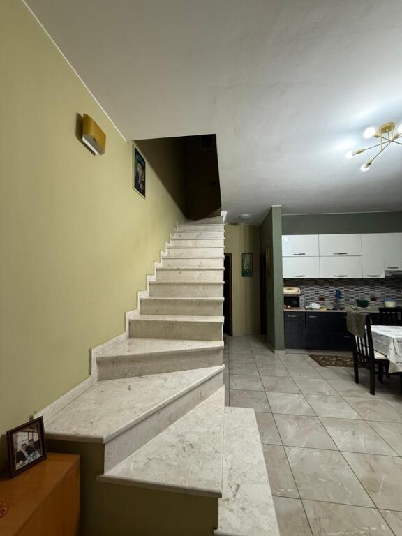 Shitet vile 3 kateshe me cati (me 2 hyrje)