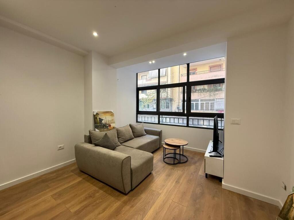 Apartament 1+1 për Shitje – Komuna e Parisit, Rruga Medar Shtylla.