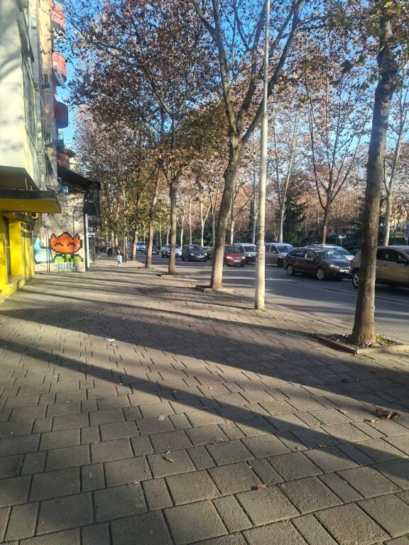 NEGOZIO IN AFFITTO  130 m2 EX ESPOSIZIONE 2.500 euro