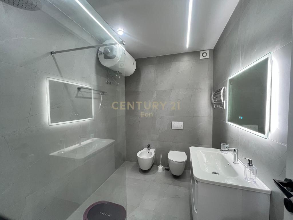 Shitet, Apartament 3+1+2, Prane Markates Durres !