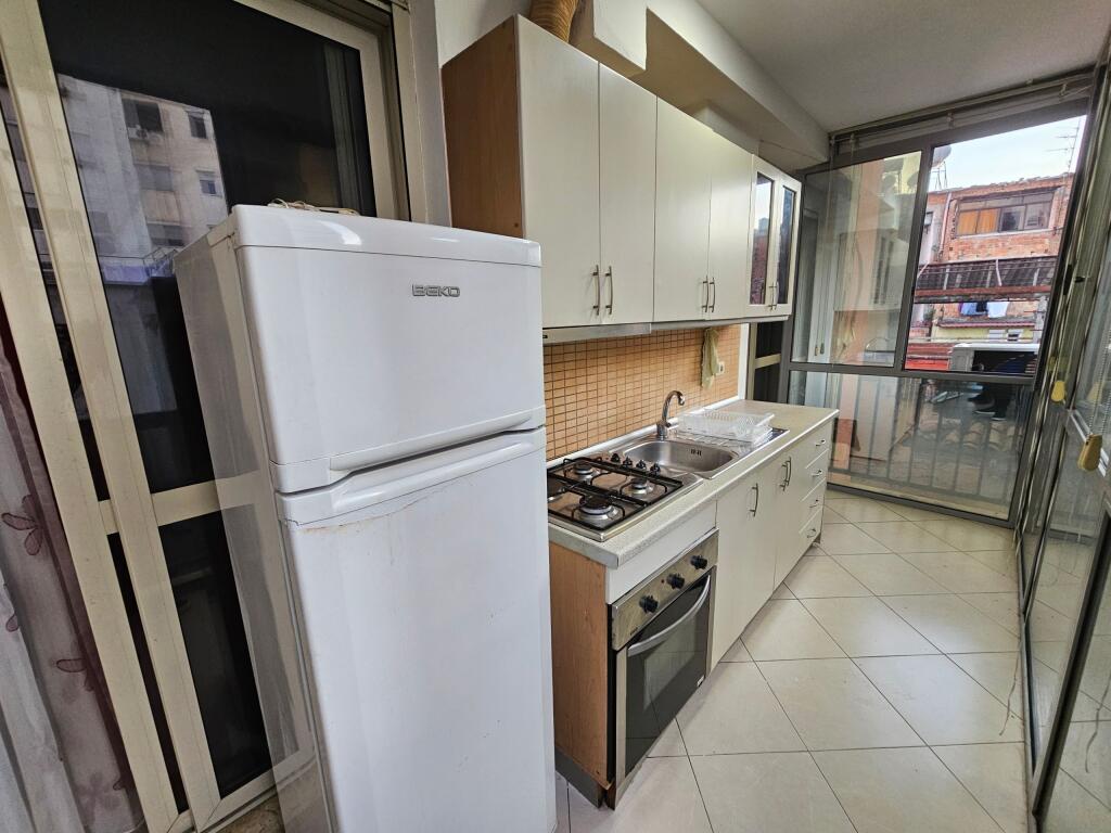 Tek Rruga E Kavajes Jepet Me Qira Apartament 2+1 I Mobiluar!