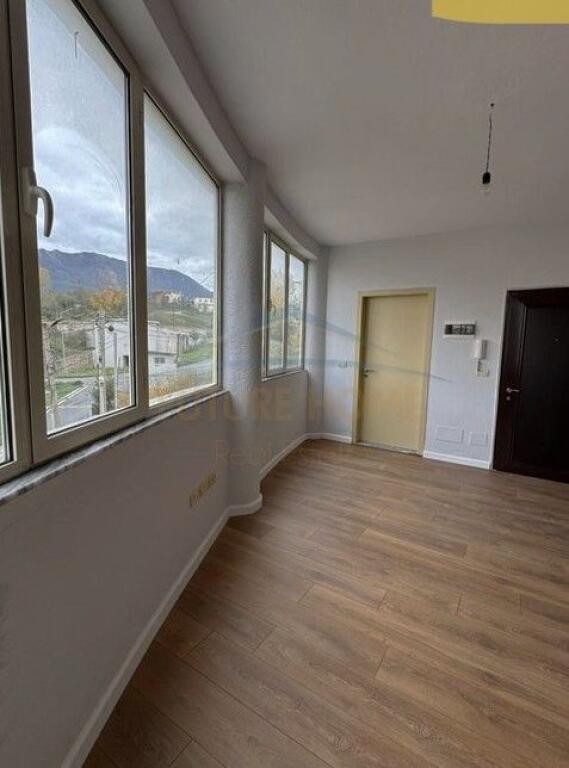 Shitet, Apartament 1+1, Fresku , Tiranë