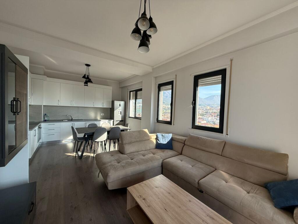 Jepet me qira apartament 2+1 perball UET ne porcelan