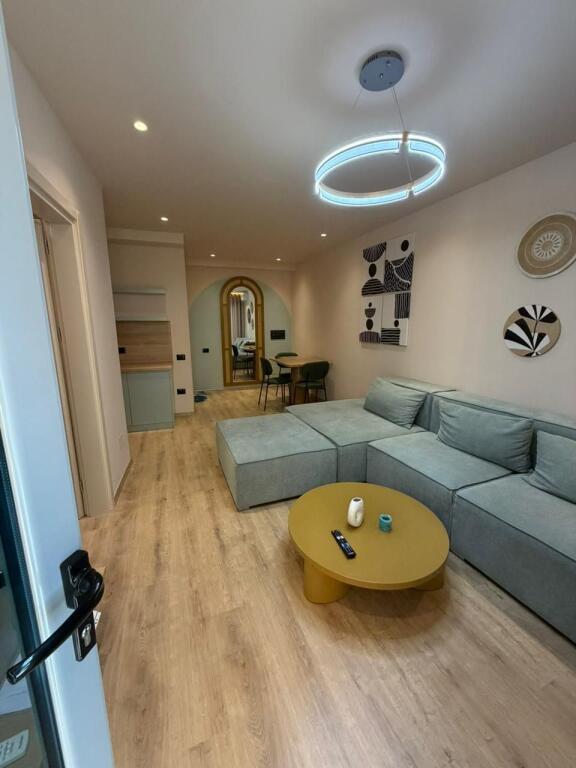 Apartament me Qira Afatgjatë — Rezidencë e Qetë, e Mobiluar së Fundmi