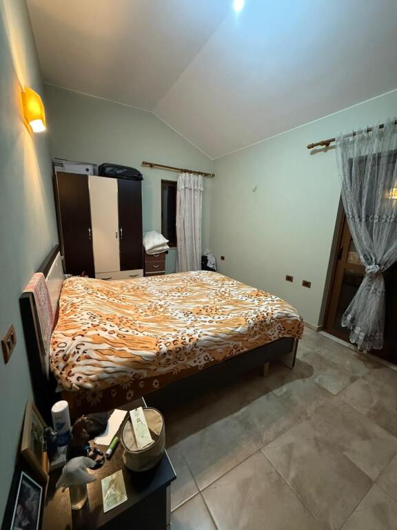 Shitet vile 3 kateshe me cati (me 2 hyrje)