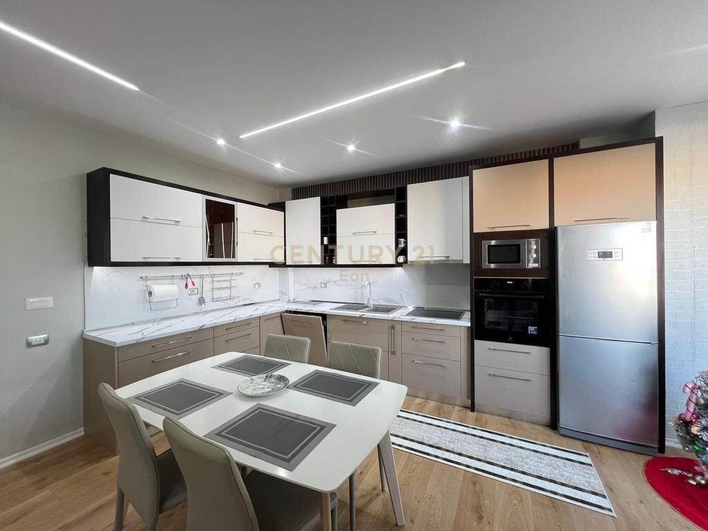 Shitet, Apartament 3+1+2, Prane Markates Durres !